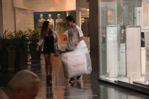 Sthefany Brito faz compras em shopping no Rio com o namorado (Foto: Daniel Delmiro/ Ag. News)