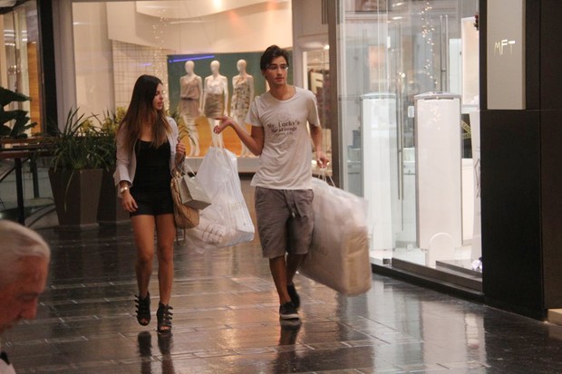 Sthefany Brito faz compras em shopping com o namorado (Foto: Daniel Delmiro / AgNews)