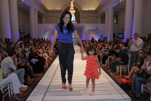 Cássia Linhares desfila com a filha em evento de moda infantil (Foto: André Muzell / AgNews)