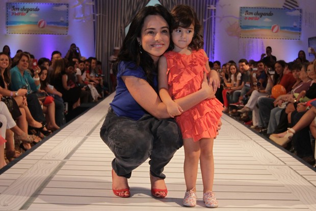 Cássia Linhares desfila com a filha em evento de moda infantil (Foto: André Muzell / AgNews)