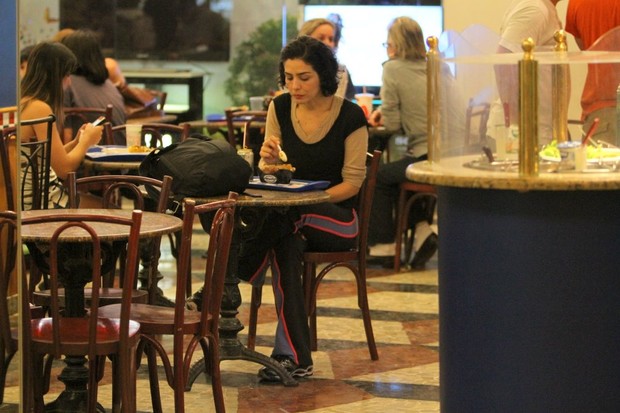 Letícia Sabatella janta em shopping na Zona Sul do Rio (Foto: Alice Silva/ Ag. News)