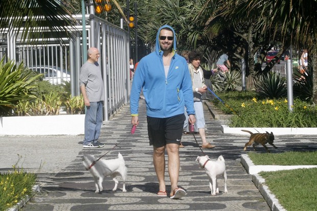 Carmo Dalla Vecchia passeia com os cachorros (Foto: Edson Teófilo / Photo Rio News)