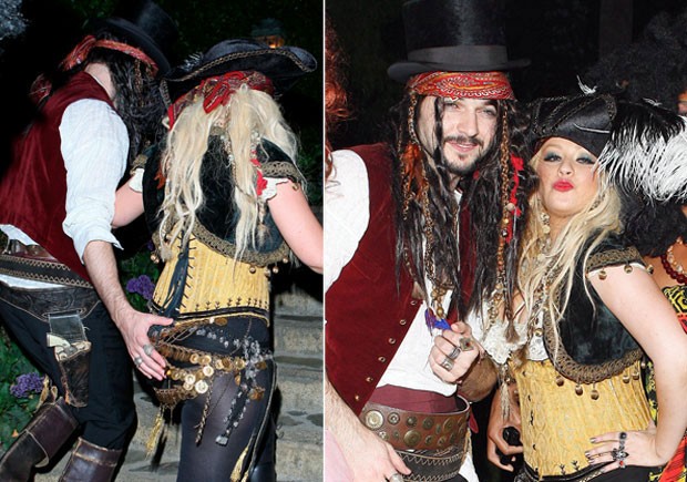 Christina Aguilera e o namorado Matt Rutler comemoram o Halloween vestidos de piratas em Los Angeles, nos Estados Unidos (Foto: X17/ Agência)