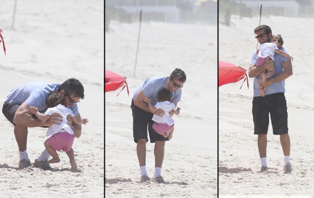 Otaviano Costa leva sua filha na praia da Barra da Tijuca (Foto: Dilson Silva / Agnews)