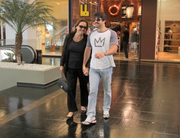 Claudia Jimenez passeia com namorado (Foto: Ag News)