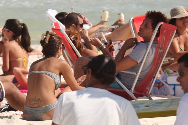 Thiago Gagliasso vai à praia da Barra, no Rio (Foto: Marcos Ferreira / Photo Rio News)