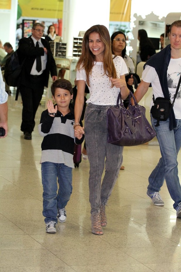 Nívea Stelmann com o filho Miguel no aeroporto - 04/11/2011 (Foto: Ag News/ Leotty Jr)