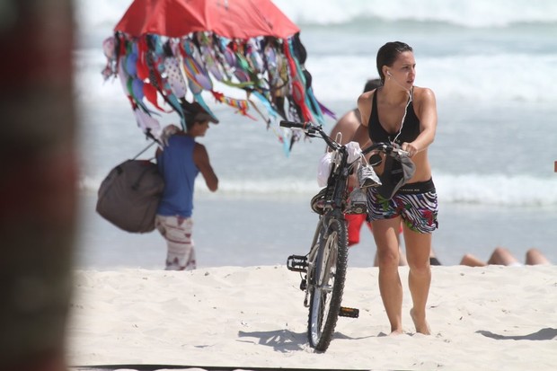 Thati Bione vai à praia, no Rio (Foto: Delson Silva / Ag News)