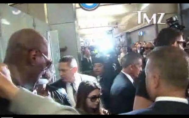 Kim Kardashian no aeroporto (Foto: TMZ / Reprodução)