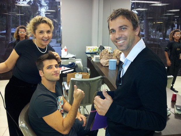 A cabeleireira Simone Petinatti com os atores Marcelo Faria e Bruno Gagliasso (Foto: Divulgação)