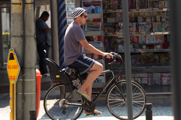 Thiago Lacerca andando de bicicleta, na Barra da Tijuca, no Rio (Foto: Marcos Ferreira / Photo Rio News)