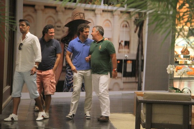Paulo Rocha com amigos no shopping (Foto: Daniel Delmiro/Ag.News)