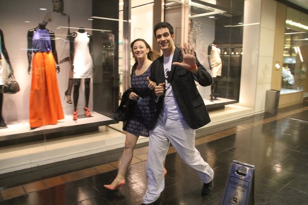 Mateus Solano e a mulher Paula Braun em shopping no Rio (Foto: Daniel Delmiro/ Ag. News)