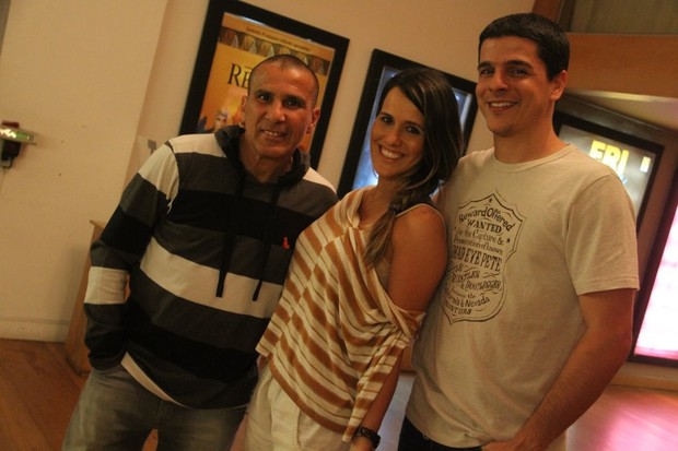 Eri Johnsin recebe o carinho de Fernanda Pontes e Diogo Boni após a sessão de ‘Eri pinta, Johnson borda’ no Rio (Foto: Daniel Delmiro/ Ag. News)