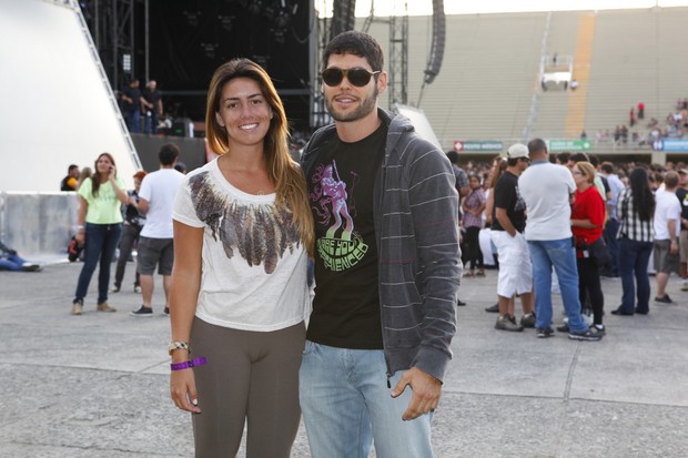 Dudu Azededo e a namorada no show do Pearl Jam (Foto: Marcos Serra Lima/EGO)