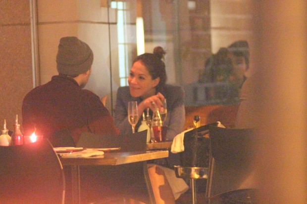 Júlia Almeida janta com o namorado Sebastian Bailey em restaurante na Zona Sul do Rio (Foto: Fausto Candelária/ Ag. News)