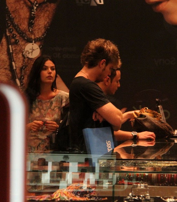 Isis Valverde compra joias com o namorado em shopping do Rio (Foto: Daniel Delmiro/Agnews)