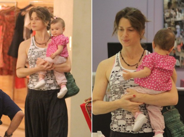 Letícia Spiller passeia no shopping com a filha (Foto: Marcus Pavão / AgNews)