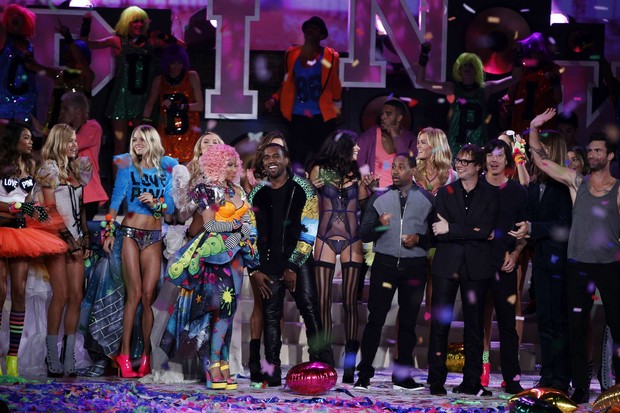 Kanye West e a cantora Nicky Minaj no ‘Victoria's Secret Fashion Show’ em Nova York, nos Estados Unidos (Foto: Reuters/ Agência)