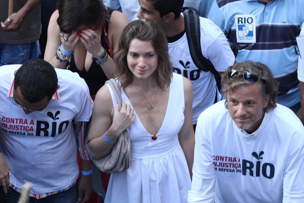 Letícia Spiller e Marcello Novaes na manifestação pela distribuição dos Royalties do petróleo (Foto: Roberto Filho / AgNews)