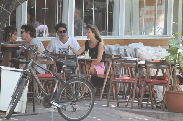 Juliana Didone e Bruno Mazzeo em restaurante da Barra da Tijuca (Foto: Dilson Silva/Agnews)