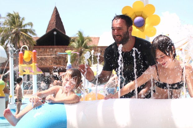 Marcelo Rosenbaum se diverte em resort com os filhos (Foto: Divulgação/Divulgação)