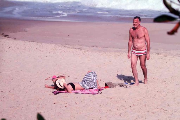 Pedro Bial na praia com namorada (Foto: Francisco Silva / AgNews)