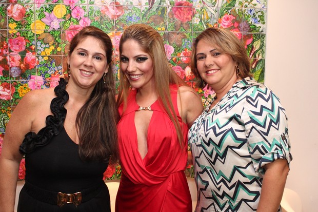 Ex-BBB Anamara em festa em Salvador, na Bahia, com Rita Brandão e Sandra Magalhães (Foto: Uran Rodrigues/ Divulgação)