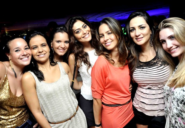 Juliana Paes com amigas no baile funk A Favorita (Foto: Ary Kaye / Divulgação)