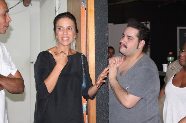 Ivete Sangalo se emociona no camarim de Tiago Abravanel (Foto: Fausto Candelária/Agnews)