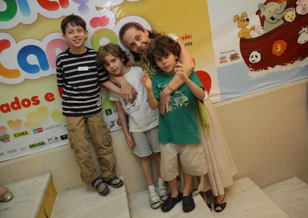 Isabela Garcia vai com os filhos à peça infantil 'Coração Canção' (Foto: Graça Paes/Ag.Mural da Fama/Divulgação)