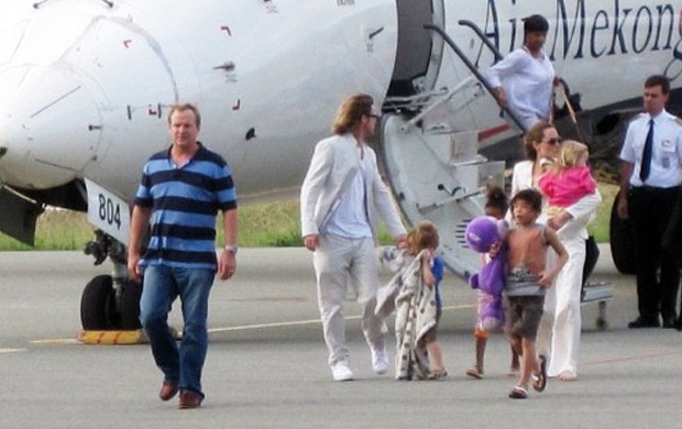 Angelina Jolie e Brad Pitt chegam com os filhos ao Vietnã (Foto: Agência/AFP)