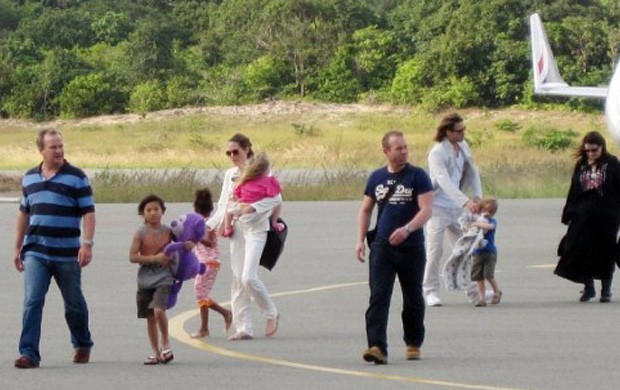 Angelina Jolie e Brad Pitt chegam com os filhos ao Vietnã (Foto: Agência/AFP)