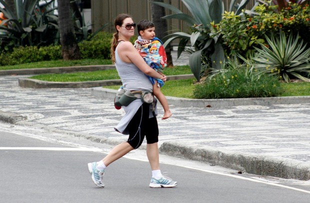 Lavínia Vlasak passeia com o filho na orla (Foto: J. Humberto / AgNews)