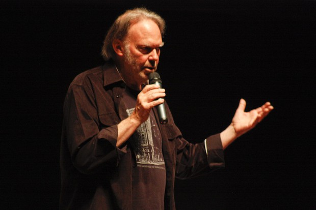 Neil Young em palestra no SWU (Foto: Amauri Nehn/Agnews)