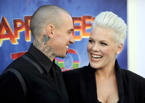 Pink com o marido Carey Hart  na première do filme ‘Happy Feet 2’ em Los Angeles, nos Estados Unidos. (Foto: Reuters/ Agência)