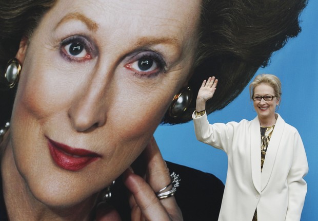 Meryl Streep posa para fotos com o cartaz de "A Dama de Ferro" (Foto: Reuters/Agência)