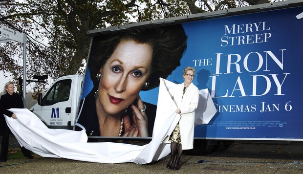 Meryl Streep posa para fotos com o cartaz de "A Dama de Ferro" (Foto: Reuters/Agência)
