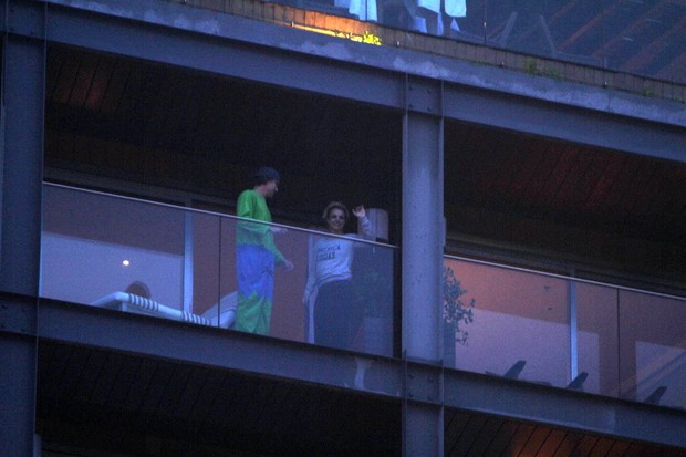 Britney Spears aparece na janela do hotel para fãs (Foto: Rodrigo dos Anjos / AgNews)