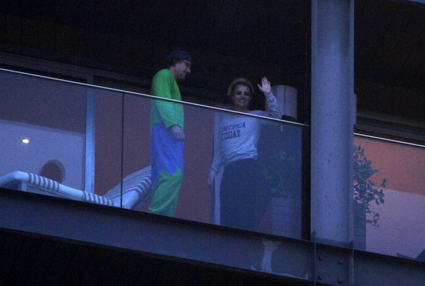 Britney Spears aparece na janela do hotel para fãs (Foto: Rodrigo dos Anjos / AgNews)