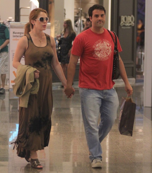 Babi Xavier e o marido passeiam em shopping no Rio (Foto: AgNews/Marcus Pavão)