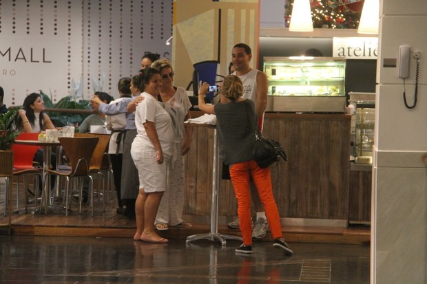 Ana Maria Braga com Marcelo Frisoni em shopping no Rio (Foto: Daniel Delmiro/ Ag. News)