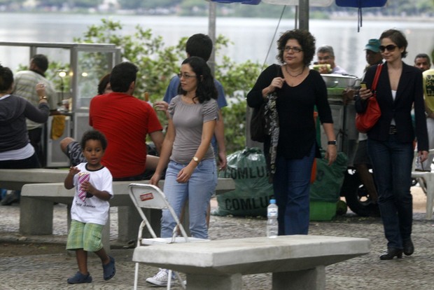 Drica Moraes passeia com o filho na Lagoa Rodrigo de Freitas, na Zona Sul do Rio (Foto: Edson Teófilo/PhotoRioNews)