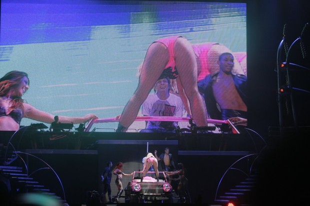 Britney Spears com o fã Getúlio Cavalcante em show no Rio (Foto: Isac Luz/ EGO)
