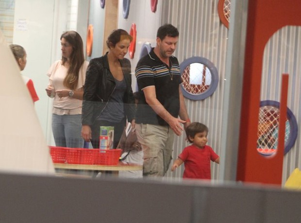 Ivete Sangalo se diverte com o filho em shopping carioca (Foto: Delson Silva / Ag News)