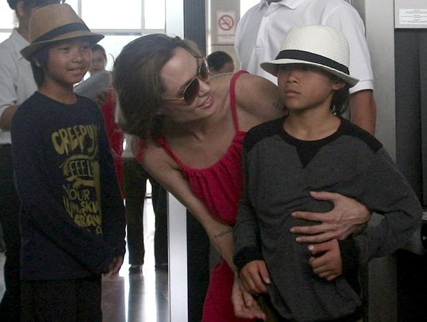 Angelina Jolie com os filhos Pax Thien e Maddox no aeroporto da ilha de Con Dao, no Vietnã. (Foto: Reuters/ Agência)