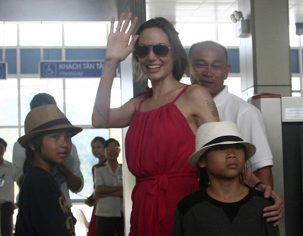Angelina Jolie com os filhos Pax Thien e Maddox no aeroporto da ilha de Con Dao, no Vietinã (Foto: Reuters/ Agência)