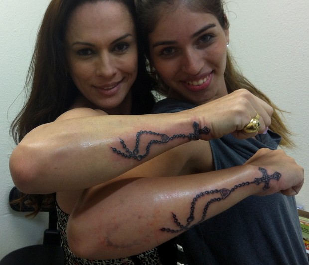 Núbia Ólliver e amiga exibem suas novas tatuagens (Foto: Divulgação)