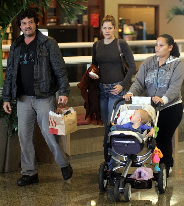 Felipe Camargo passeia em shopping com a família (Foto: Marcus Pavão / AgNews)