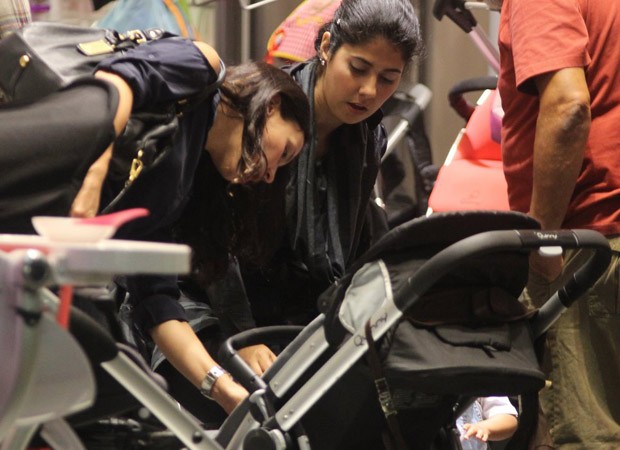 Juliana Knust compra carrinho de bebê (Foto: Marcus Pavão/Ag News)